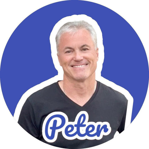 Smiling man with gray hair in a black "Peter" t-shirt, framed by a blue circle.