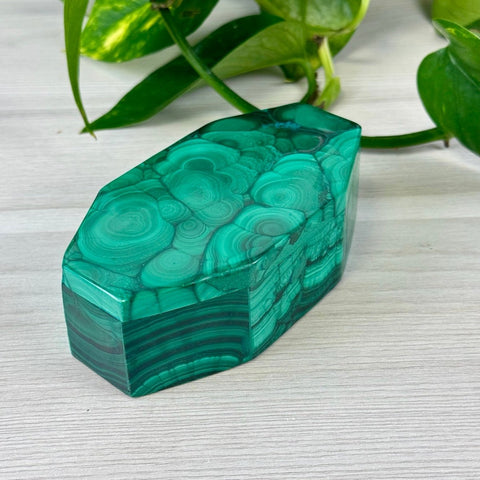 Hexagonal malachite jewellery box featuring vibrant green banded patterns and a polished stone finish.