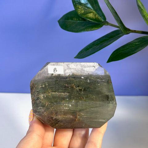 Garden Quartz Free Form, variant B, with green inclusions and a faceted, polished surface.