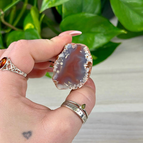 M-sized individual agate slice, reddish-brown with white and clear crystal banding.